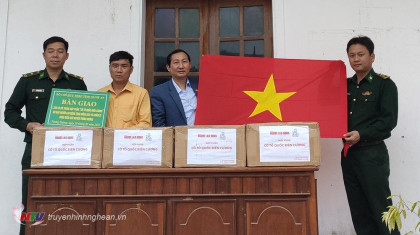 Trao tặng 1.200 lá cờ Tổ quốc cho người dân vùng biên huyện Tương Dương