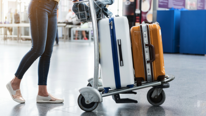 Bộ Công an khuyến cáo rủi ro khi xách hộ hàng hóa ở sân bay