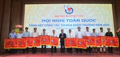 Hội Nhà báo Việt Nam tặng Cờ Thi đua cho 13 tập thể hội xuất sắc