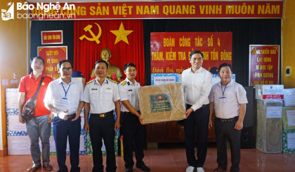 Đoàn công tác tỉnh Nghệ An thăm cán bộ, chiến sĩ Trường Sa và nhà giàn DK1