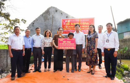 Đoàn Đại biểu Quốc hội tỉnh trao tiền ủng hộ xây dựng nhà đại đoàn kết tại Yên Thành
