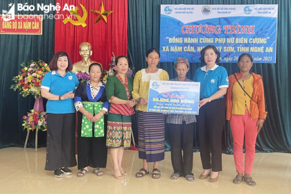 Hội Phụ nữ thành phố Hà Nội và Nghệ An tặng quà tại huyện Kỳ Sơn
