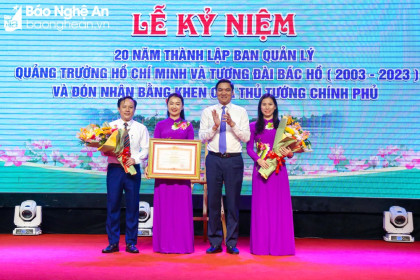 Trao tặng Bằng khen Thủ tướng Chính phủ cho Ban Quản lý Quảng trường Hồ Chí Minh và Tượng đài Bác Hồ