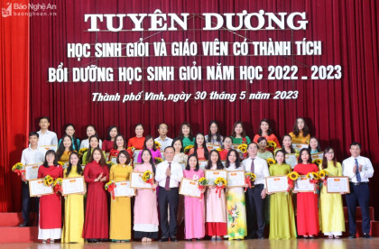 Thành phố Vinh tuyên dương hơn 300 giáo viên và học sinh có thành tích cao trong học tập