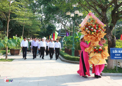 Nguyên Chủ tịch nước Nguyễn Minh Triết dâng hương tưởng niệm Chủ tịch Hồ Chí Minh