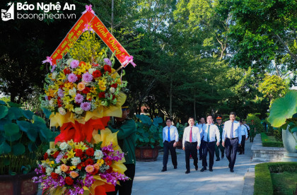Lãnh đạo tỉnh Nghệ An dâng hoa, dâng hương tưởng niệm Chủ tịch Hồ Chí Minh và các Anh hùng liệt sĩ