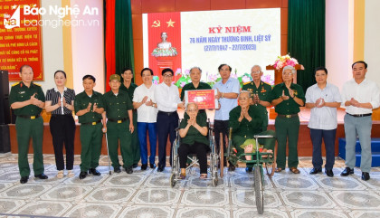 Phó Bí thư Thường trực Tỉnh ủy Nguyễn Văn Thông thăm, tặng quà các thương binh, bệnh binh