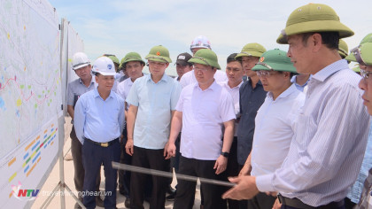 Bộ trưởng Bộ GTVT kiểm tra, chỉ đạo tiến độ Dự án Đường bộ cao tốc Bắc Nam đoạn qua tỉnh Nghệ An