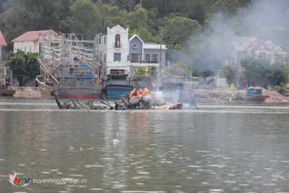 Nguyên nhân cháy 5 tàu cá tại cảng Lạch Quèn là do chập điện