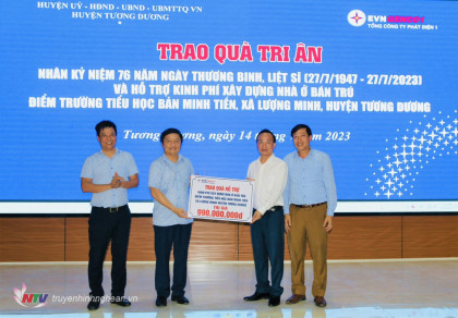 Tổng Công ty Phát điện 1 trao 200 suất quà cho các gia đình chính sách tại Tương Dương