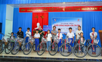 Hàng trăm phần quà giá trị được Hội Nhà báo Việt Nam và các nhà tài trợ trao tặng tại Quảng Trị