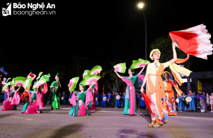 Tưng bừng lễ hội đường phố 'Lung linh miền di sản' ở thành Vinh