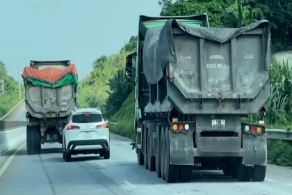 Khởi tố 2 tài xế xe tải vì chèn ép xe con trên đường cao tốc