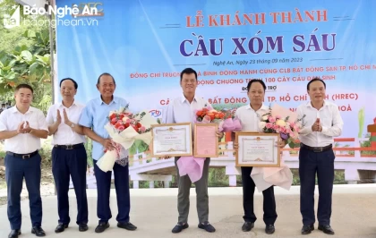 Nguyên Phó Thủ tướng Thường trực Chính phủ Trương Hòa Bình dự Lễ Khánh thành cầu dân sinh ở huyện Nam Đàn