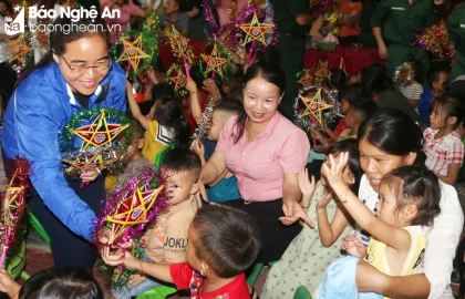 Trao tặng 400 suất quà Trung thu cho trẻ em biên giới Kỳ Sơn