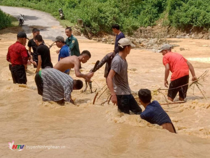 Các huyện miền núi Nghệ An khắc phục hậu quả sau mưa lũ và sạt lở đất