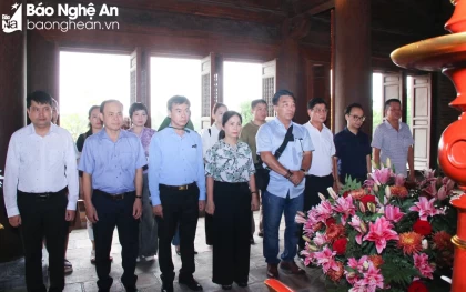 Đoàn đại biểu Hội Nhà báo Việt Nam và các tỉnh khu vực miền Trung - Tây Nguyên dâng hoa, dâng hương tại Khu Di tích lịch sử Quốc gia Truông Bồn