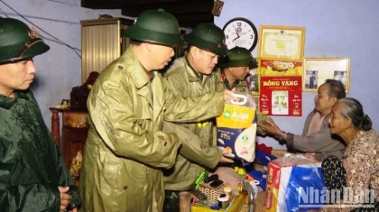 Quân khu 4 thăm, tặng quà người dân vùng lũ Thừa Thiên Huế