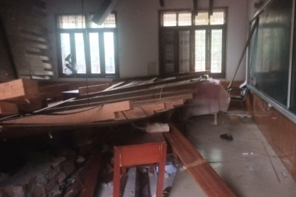 Tin mới vụ trần gỗ phòng học bất ngờ sập ở Nghệ An