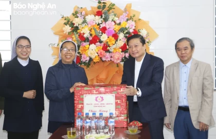 Phó Chủ tịch Thường trực UBND tỉnh thăm, chúc mừng Giáng sinh tại TP Vinh và Nghi Lộc