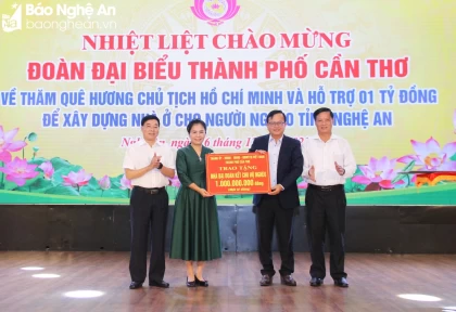 Đoàn công tác thành phố Cần Thơ trao hỗ trợ tỉnh Nghệ An 1 tỷ đồng xây dựng nhà ở cho người nghèo