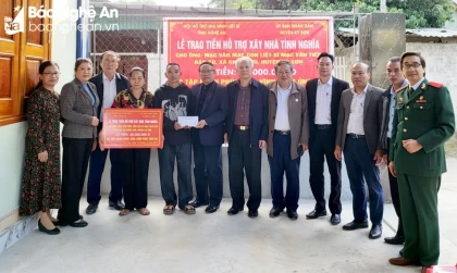 Trao 100 triệu đồng hỗ trợ xây dựng nhà tình nghĩa ở huyện Kỳ Sơn và Anh Sơn