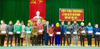 Ban Dân vận Tỉnh uỷ trao quà Tết cho hộ nghèo tại xã vùng sâu huyện Tân Kỳ