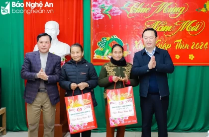 Chủ tịch UBND tỉnh Nguyễn Đức Trung thăm, tặng quà Tết đồng bào, cán bộ, chiến sĩ huyện Tương Dương