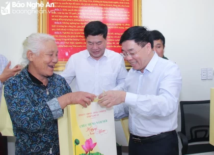 Phó Bí thư Thường trực Tỉnh uỷ viếng Nghĩa trang liệt sĩ Quốc tế Việt - Lào và chúc Tết tại huyện Anh Sơn