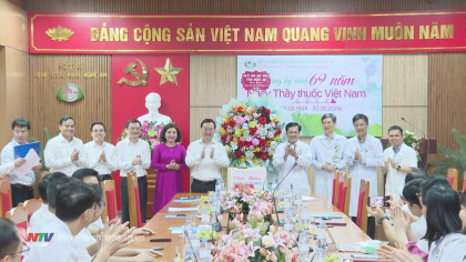 Chủ tịch UBND tỉnh chúc mừng các đơn vị y tế nhân ngày Thầy thuốc Việt Nam