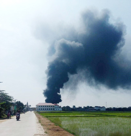 Cháy kho phế liệu ngày mùng 3 Tết ở Nghệ An