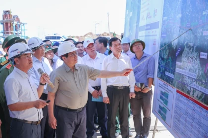 Thủ tướng Phạm Minh Chính kiểm tra hiện trường, thúc đẩy tiến độ 2 dự án cao tốc trọng điểm