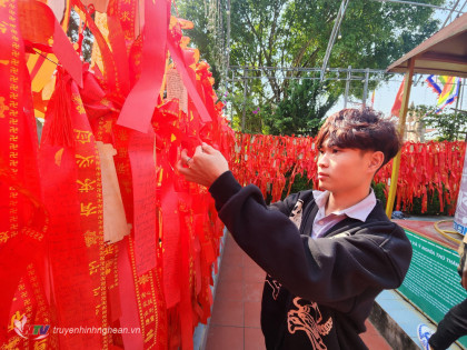 Hàng ngàn du khách đi lễ Chùa Gám buộc dây đỏ gửi lời ước nguyện