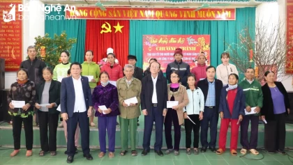 Trao 200 suất quà Tết cho gia đình chính sách và người nghèo ở huyện Quỳnh Lưu