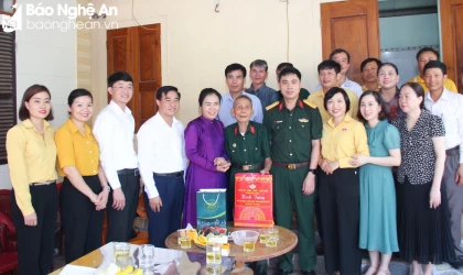 Đoàn công tác của tỉnh thăm, tặng quà chiến sĩ Điện Biên tại huyện Đô...