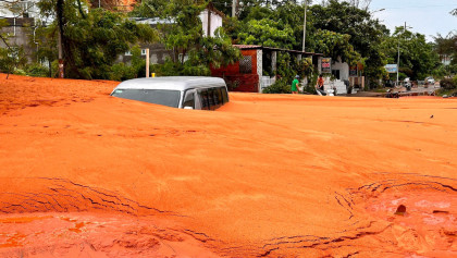 Lũ cát đỏ ập xuống vùi lấp nhà dân, ô tô ở Mũi Né