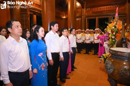 Ban tổ chức Lễ hội Làng Sen năm 2024 dâng hoa, dâng hương tưởng niệm Chủ tịch Hồ Chí Minh