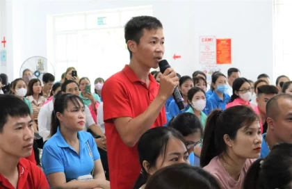 Đoàn Đại biểu Quốc hội tỉnh Nghệ An tiếp xúc cử tri là công nhân lao động