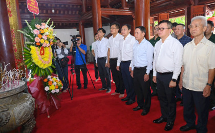 Hội Nhà báo Việt Nam dâng hương tại Nghĩa trang liệt sĩ Quốc tế Việt-Lào và tặng quà tại huyện Anh Sơn