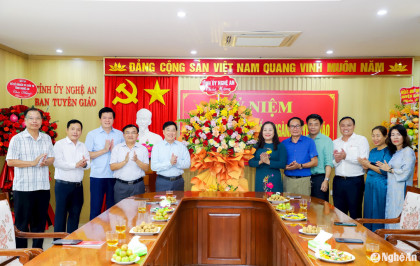 Thường trực Tỉnh ủy chúc mừng Ban Tuyên giáo Tỉnh ủy nhân kỷ niệm 94 năm ngày truyền thống