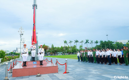 Trang nghiêm Lễ thượng cờ rủ Quốc tang Tổng Bí thư Nguyễn Phú Trọng tại Quảng trường Hồ Chí Minh, thành phố Vinh, Nghệ An