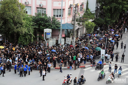 Dòng người nối dài qua các phố vào viếng Tổng Bí thư Nguyễn Phú...