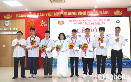 Nghệ An khen thưởng các học sinh đạt giải cao tại các Kỳ thi Olympic Quốc tế và khu vực