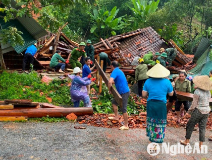 Sạt lở núi ở huyện Quế Phong: Di dời khẩn cấp 26 hộ dân, 126 nhân khẩu