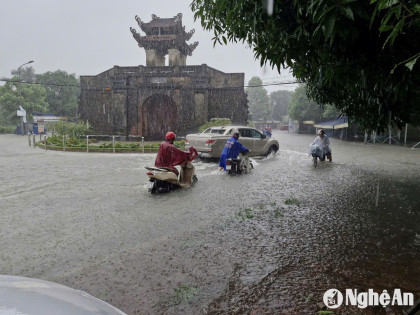 Nhiều tuyến đường TP Vinh ngập sâu sau mưa lớn