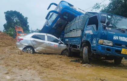 Hiện trường sạt lở vùi lấp nhiều nhà, xe ở Hà Giang