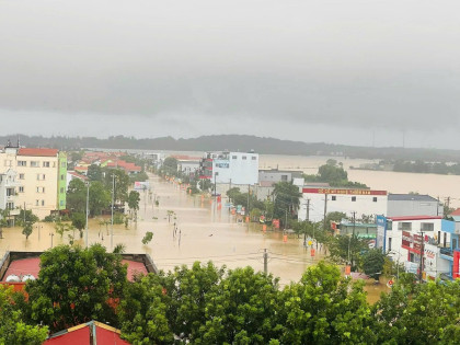 Lũ lên nhanh, hơn 15.000 ngôi nhà ở Quảng Bình chìm trong nước