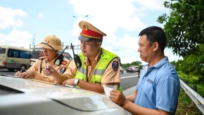 Từ ngày 1/1/2025, ô-tô vượt đèn đỏ có thể bị phạt lên tới 20 triệu...