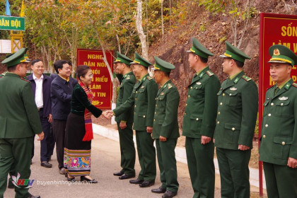 Chủ tịch UBMTTQ tỉnh Nghệ An thăm, chúc Tết Đồn Biên phòng Mỹ Lý