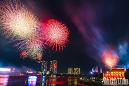 [Ảnh] Pháo hoa rực sáng bầu trời Thành phố Hồ Chí Minh 50 năm sau ngày Giải phóng